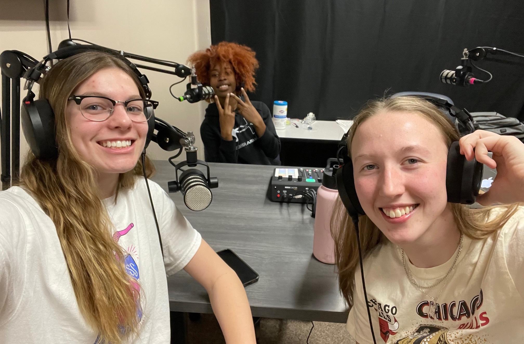 Sandburg Athletics Podcast, Episode 6: From Galesburg to Sandburg — Women's basketball players Lily Hudgins, Sophia Gugliotta & Armani Revis